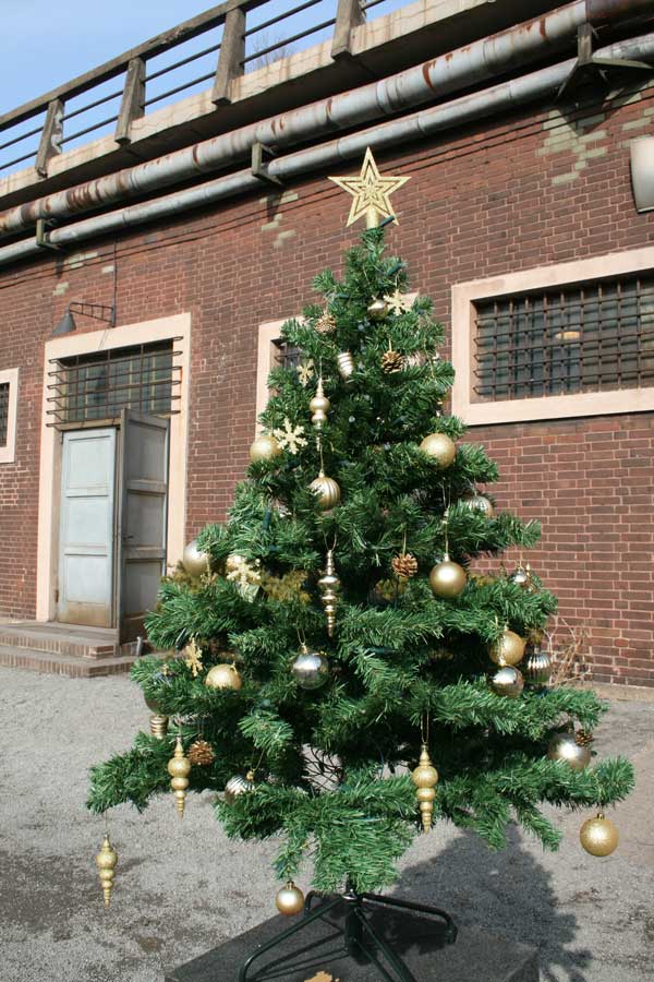 Weihnachtsbaum mit Kugeln und Stern