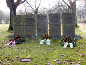 Friedhof Jammertal. 5 Gedenksteine, die von deutscher Seite aufgestellt wurden.